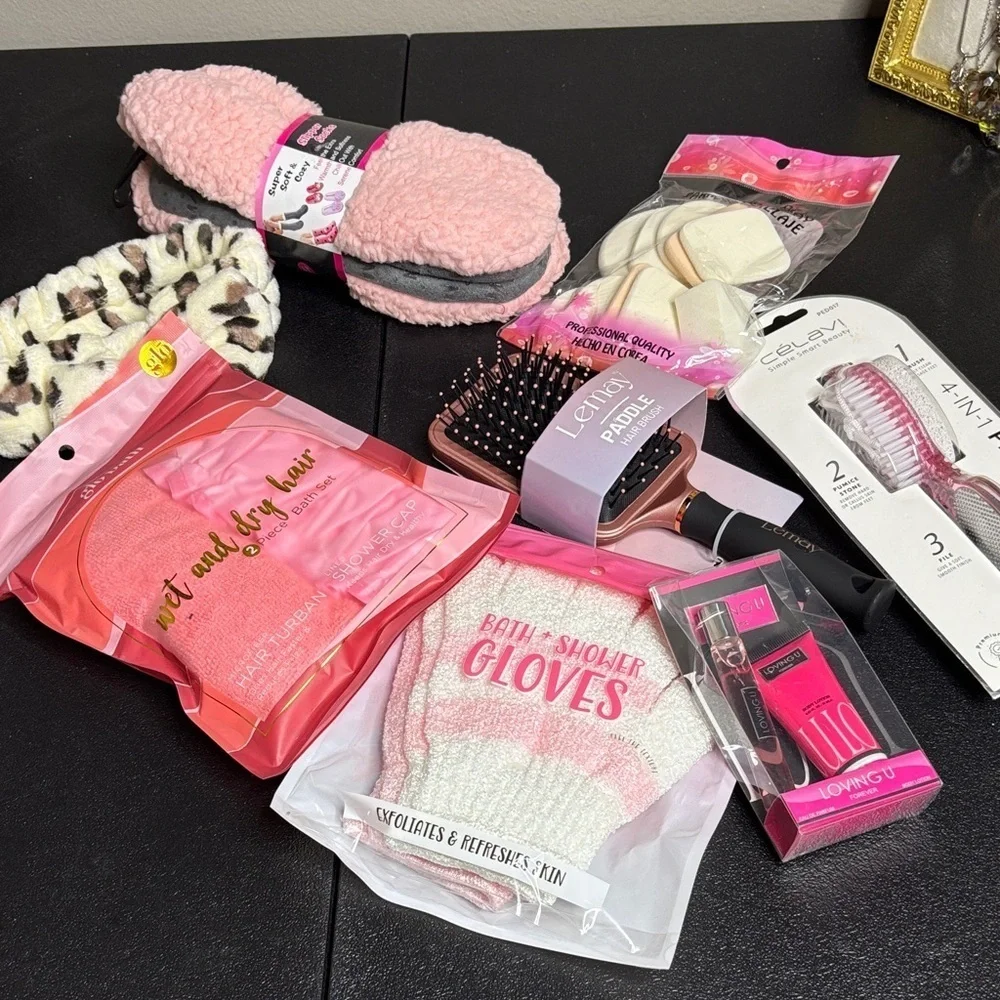 New Bundle 8 Toiletries Bath Essentials Pink and White Shower Gloves Set of 8